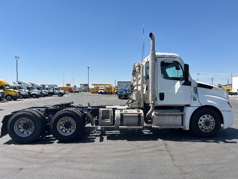 Day Cab Tractor-Heavy Duty Tractors-Freightliner-2024-T12664ST-Fresno-CA-146,750\n\t\tmiles-$ 107,000 - Image 8