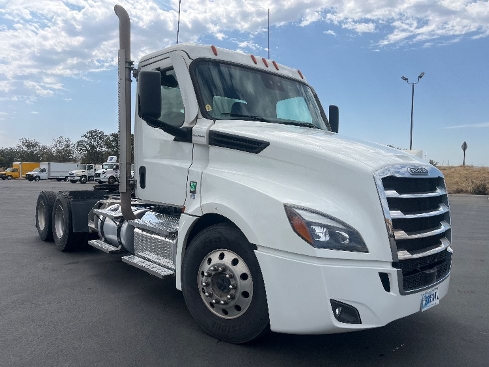 Day Cab Tractor-Heavy Duty Tractors-Freightliner-2024-T12664ST-Fresno-CA-177,585\n\t\tmiles-$ 104,000 - Image 1