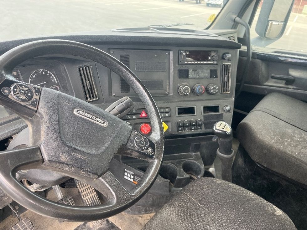 Day Cab Tractor-Heavy Duty Tractors-Freightliner-2024-T12664ST-Fresno-CA-177,585\n\t\tmiles-$ 104,000 - Image 10