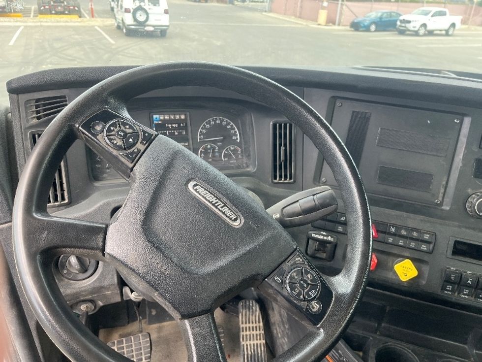 Day Cab Tractor-Heavy Duty Tractors-Freightliner-2024-T12664ST-Fresno-CA-177,585\n\t\tmiles-$ 104,000 - Image 11