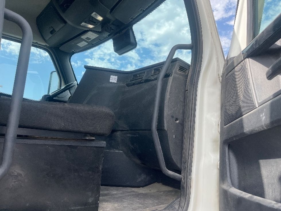 Day Cab Tractor-Heavy Duty Tractors-Freightliner-2024-T12664ST-Fresno-CA-177,585\n\t\tmiles-$ 104,000 - Image 12