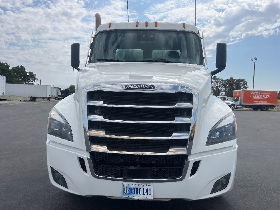 Day Cab Tractor-Heavy Duty Tractors-Freightliner-2024-T12664ST-Fresno-CA-177,585\n\t\tmiles-$ 104,000 - Image 2