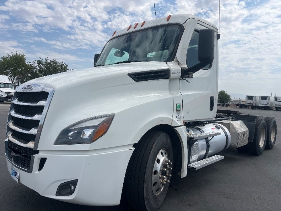 Day Cab Tractor-Heavy Duty Tractors-Freightliner-2024-T12664ST-Fresno-CA-177,585\n\t\tmiles-$ 104,000 - Image 3