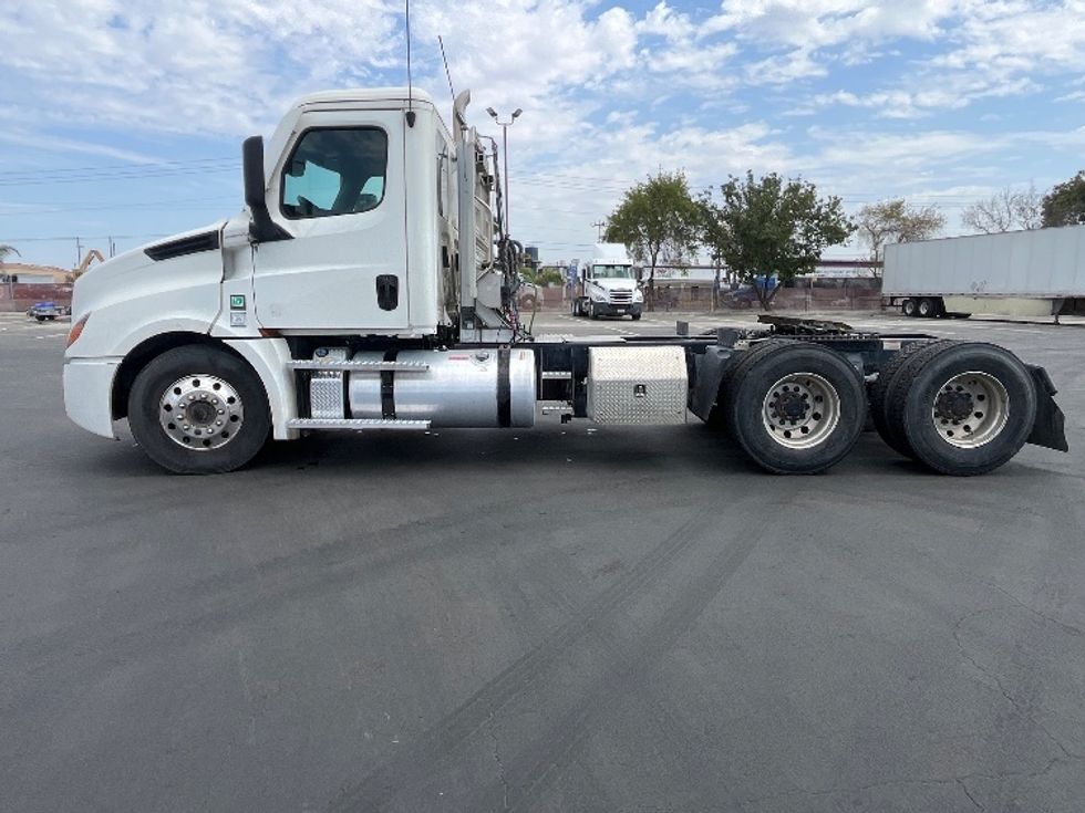Day Cab Tractor-Heavy Duty Tractors-Freightliner-2024-T12664ST-Fresno-CA-177,585\n\t\tmiles-$ 104,000 - Image 4