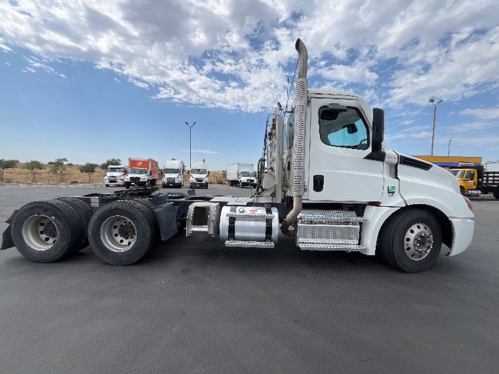 Day Cab Tractor-Heavy Duty Tractors-Freightliner-2024-T12664ST-Fresno-CA-177,585\n\t\tmiles-$ 104,000 - Image 8