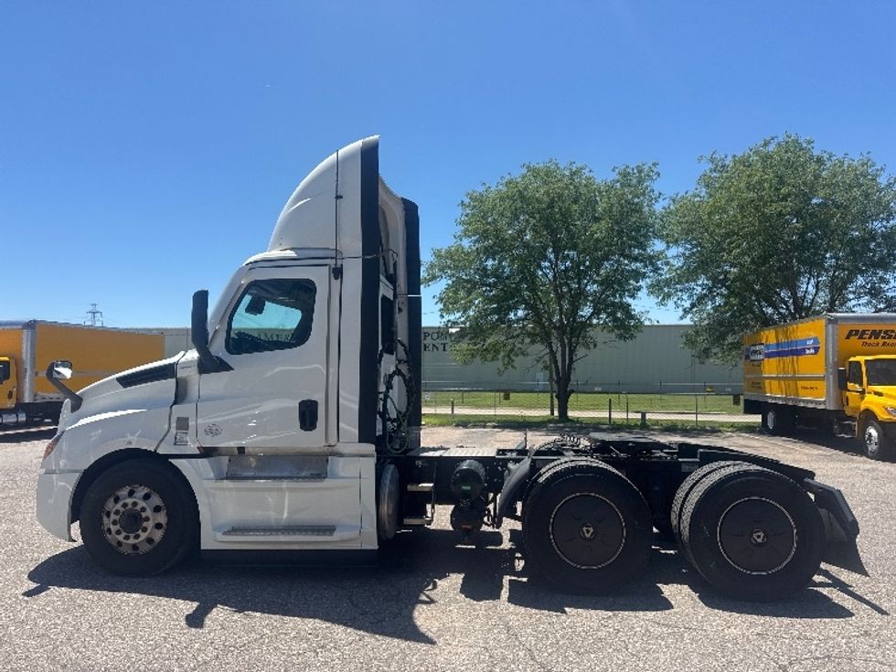 Day Cab Tractor-Heavy Duty Tractors-Freightliner-2024-T12664ST-Omaha-NE-715,945\n\t\tmiles-$ 51,250 - Image 4