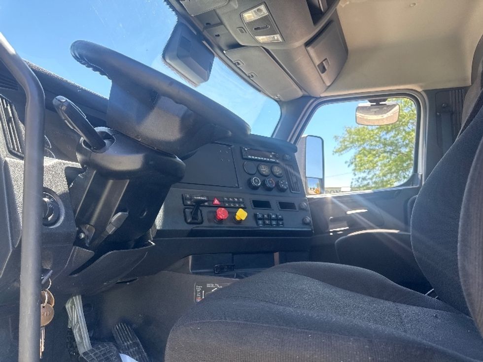 Day Cab Tractor-Heavy Duty Tractors-Freightliner-2024-T12664ST-Omaha-NE-715,945\n\t\tmiles-$ 51,250 - Image 9
