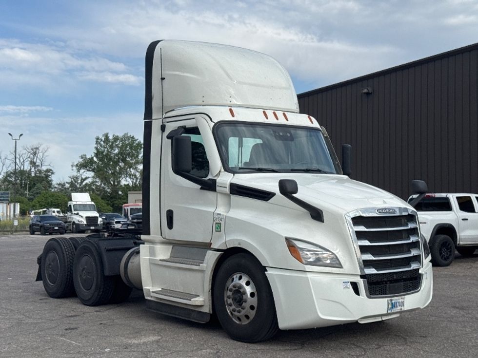 Day Cab Tractor-Heavy Duty Tractors-Freightliner-2024-T12664ST-Omaha-NE-735,915\n\t\tmiles-$ 48,750 - Image 1