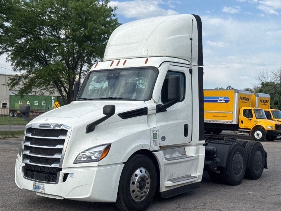 Day Cab Tractor-Heavy Duty Tractors-Freightliner-2024-T12664ST-Omaha-NE-735,915\n\t\tmiles-$ 48,750 - Image 3