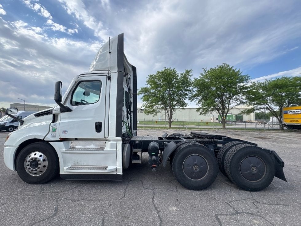 Day Cab Tractor-Heavy Duty Tractors-Freightliner-2024-T12664ST-Omaha-NE-735,915\n\t\tmiles-$ 48,750 - Image 4