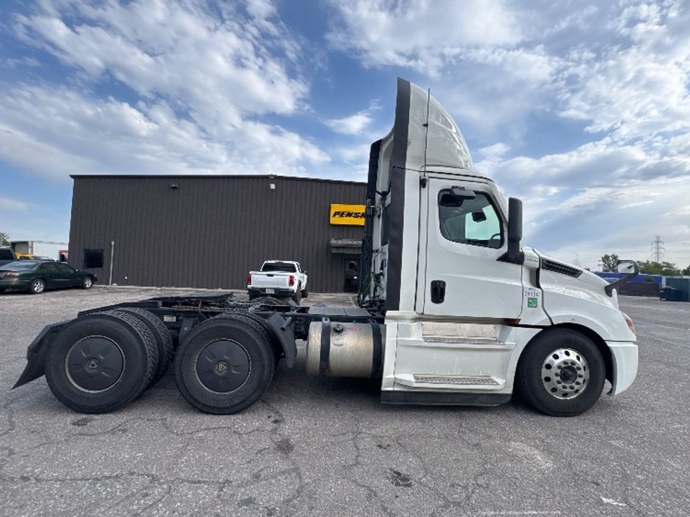 Day Cab Tractor-Heavy Duty Tractors-Freightliner-2024-T12664ST-Omaha-NE-735,915\n\t\tmiles-$ 48,750 - Image 8