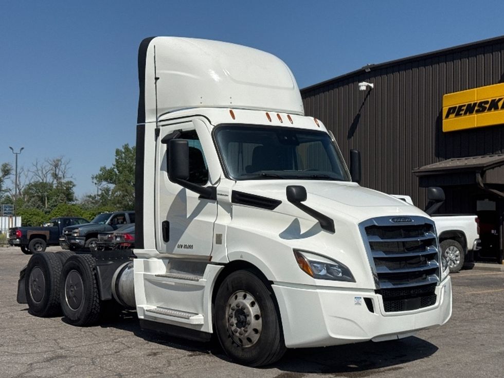 Day Cab Tractor-Heavy Duty Tractors-Freightliner-2024-T12664ST-Omaha-NE-743,303\n\t\tmiles-$ 41,750 - Image 1