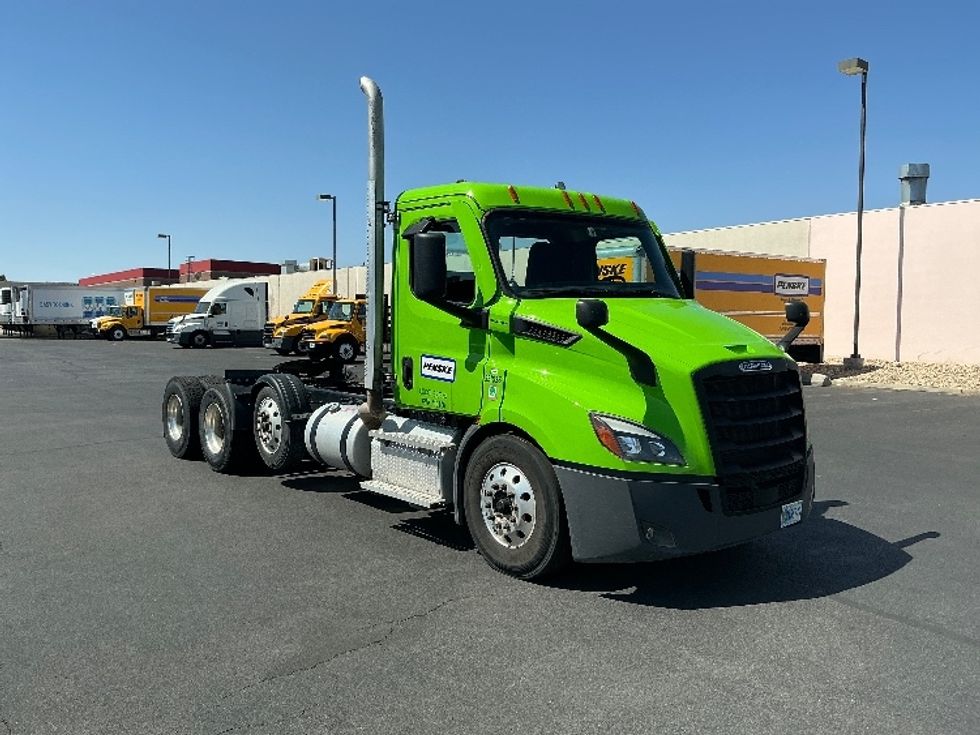 Day Cab Tractor-Heavy Duty Tractors-Freightliner-2024-T12684ST-Dallas-TX-303,957\n\t\tmiles-$ 107,750 - Image 1