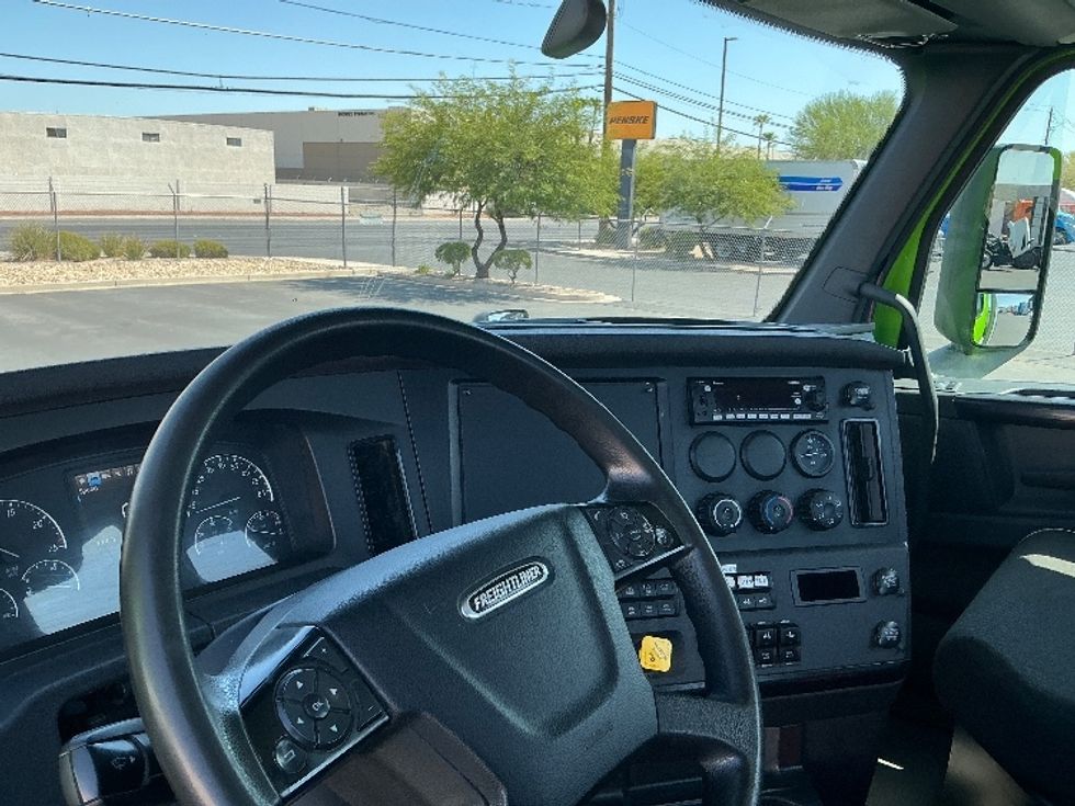 Day Cab Tractor-Heavy Duty Tractors-Freightliner-2024-T12684ST-Dallas-TX-303,957\n\t\tmiles-$ 107,750 - Image 10