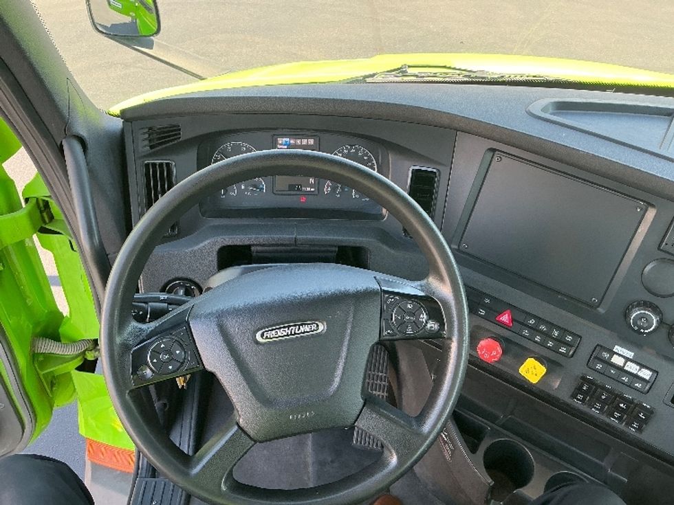 Day Cab Tractor-Heavy Duty Tractors-Freightliner-2024-T12684ST-Dallas-TX-303,957\n\t\tmiles-$ 107,750 - Image 11