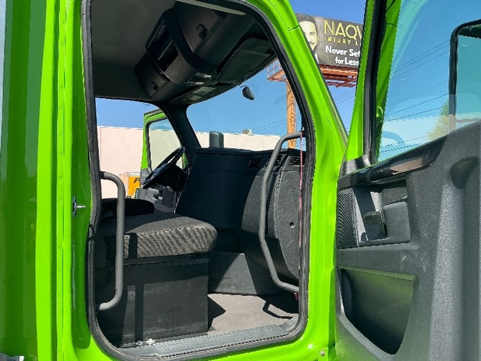 Day Cab Tractor-Heavy Duty Tractors-Freightliner-2024-T12684ST-Dallas-TX-303,957\n\t\tmiles-$ 107,750 - Image 12