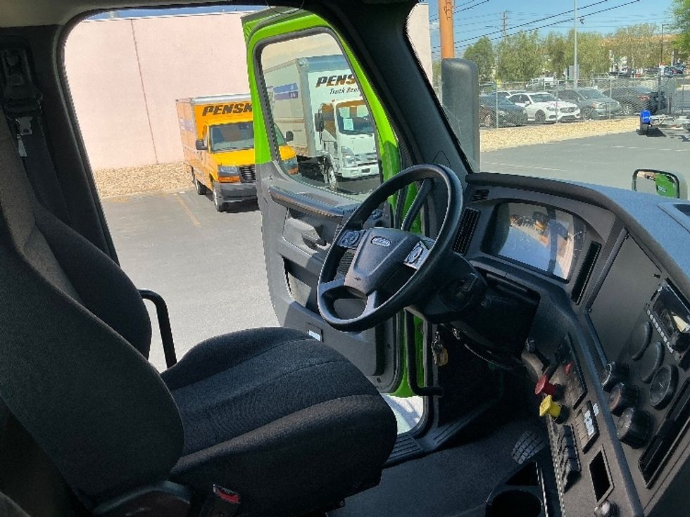 Day Cab Tractor-Heavy Duty Tractors-Freightliner-2024-T12684ST-Dallas-TX-303,957\n\t\tmiles-$ 107,750 - Image 14