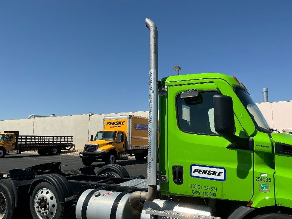 Day Cab Tractor-Heavy Duty Tractors-Freightliner-2024-T12684ST-Dallas-TX-303,957\n\t\tmiles-$ 107,750 - Image 18