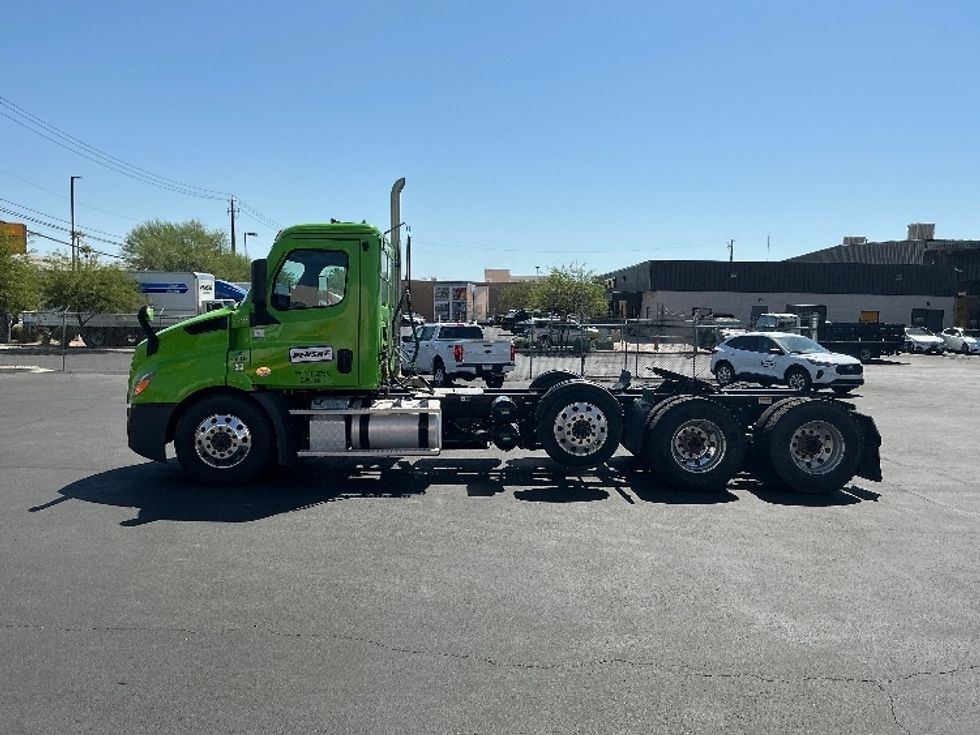 Day Cab Tractor-Heavy Duty Tractors-Freightliner-2024-T12684ST-Dallas-TX-303,957\n\t\tmiles-$ 107,750 - Image 4
