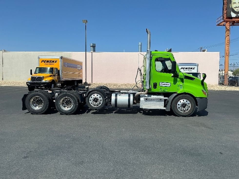Day Cab Tractor-Heavy Duty Tractors-Freightliner-2024-T12684ST-Dallas-TX-303,957\n\t\tmiles-$ 107,750 - Image 8