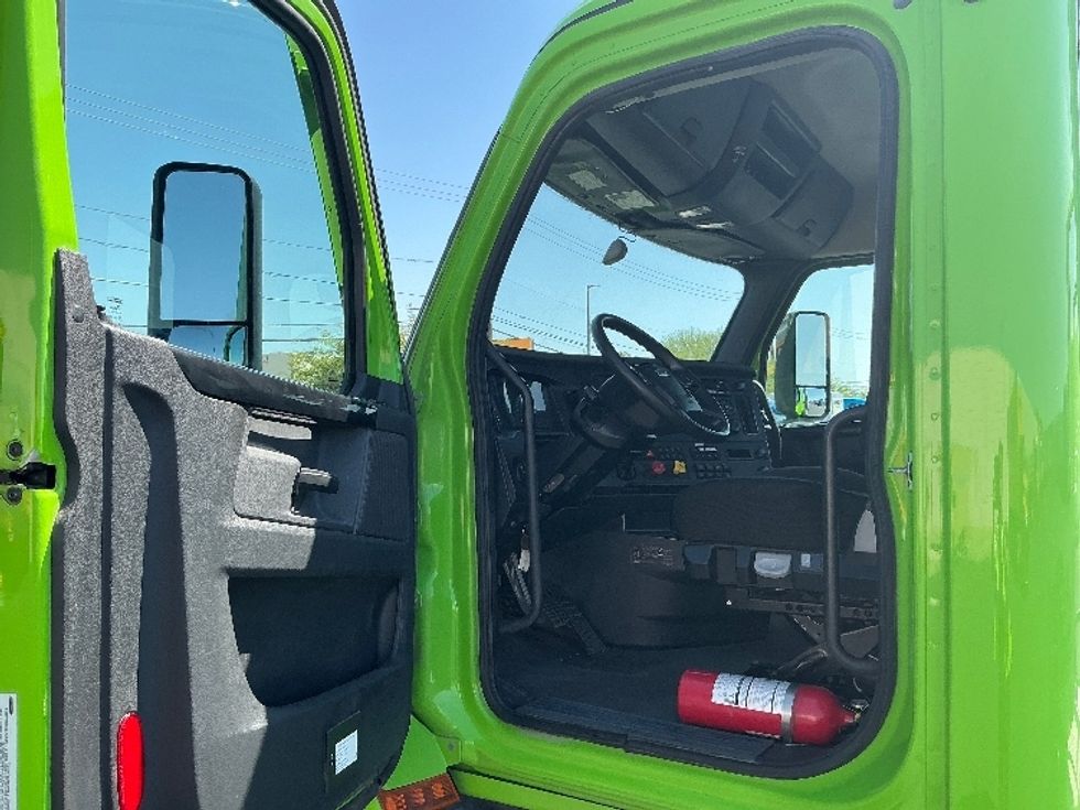 Day Cab Tractor-Heavy Duty Tractors-Freightliner-2024-T12684ST-Dallas-TX-303,957\n\t\tmiles-$ 107,750 - Image 9