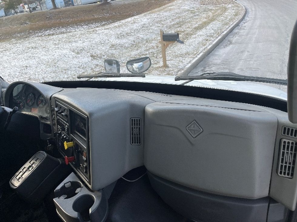 Day Cab Tractor-Heavy Duty Tractors-International-2017-8600-Montgomery-NY-340,040\n\t\tmiles-$ 22,750 - Image 13