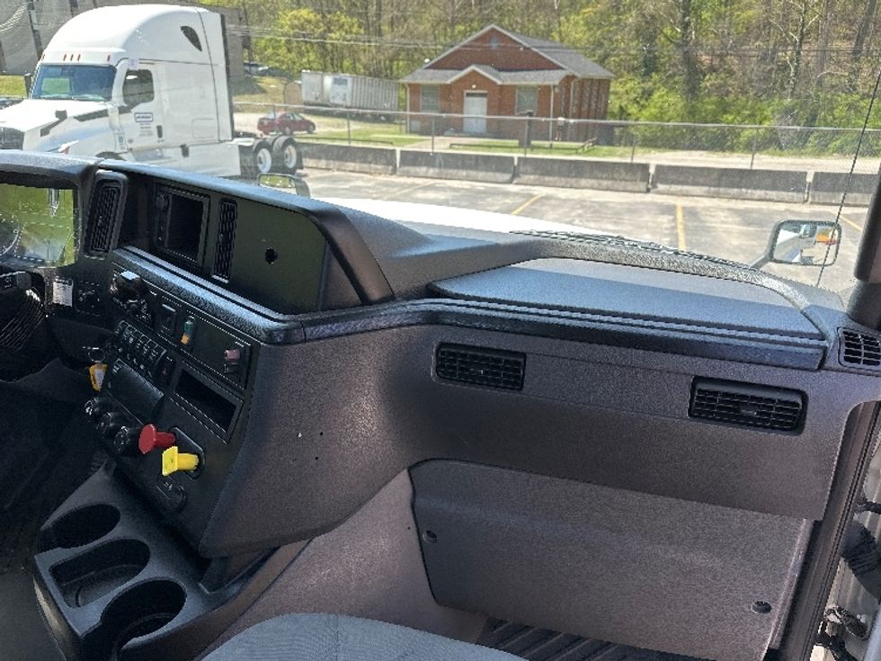 Day Cab Tractor-Heavy Duty Tractors-International-2018-LT625-Columbus-OH-299,308\n\t\tmiles-$ 23,500 - Image 13