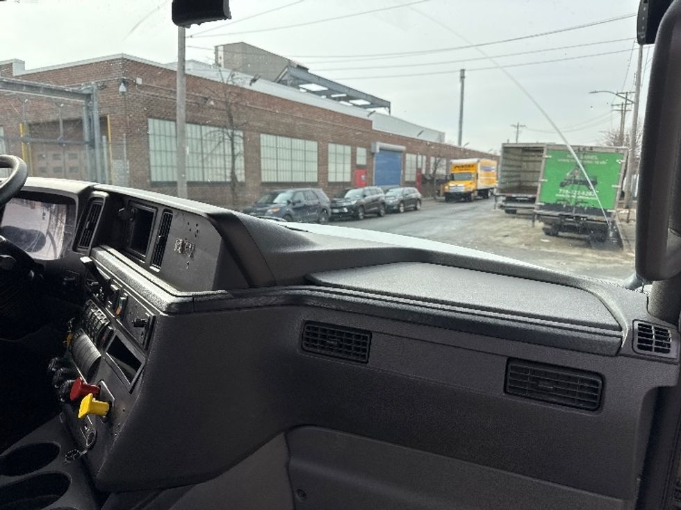 2018 International LT625 LT photo 13