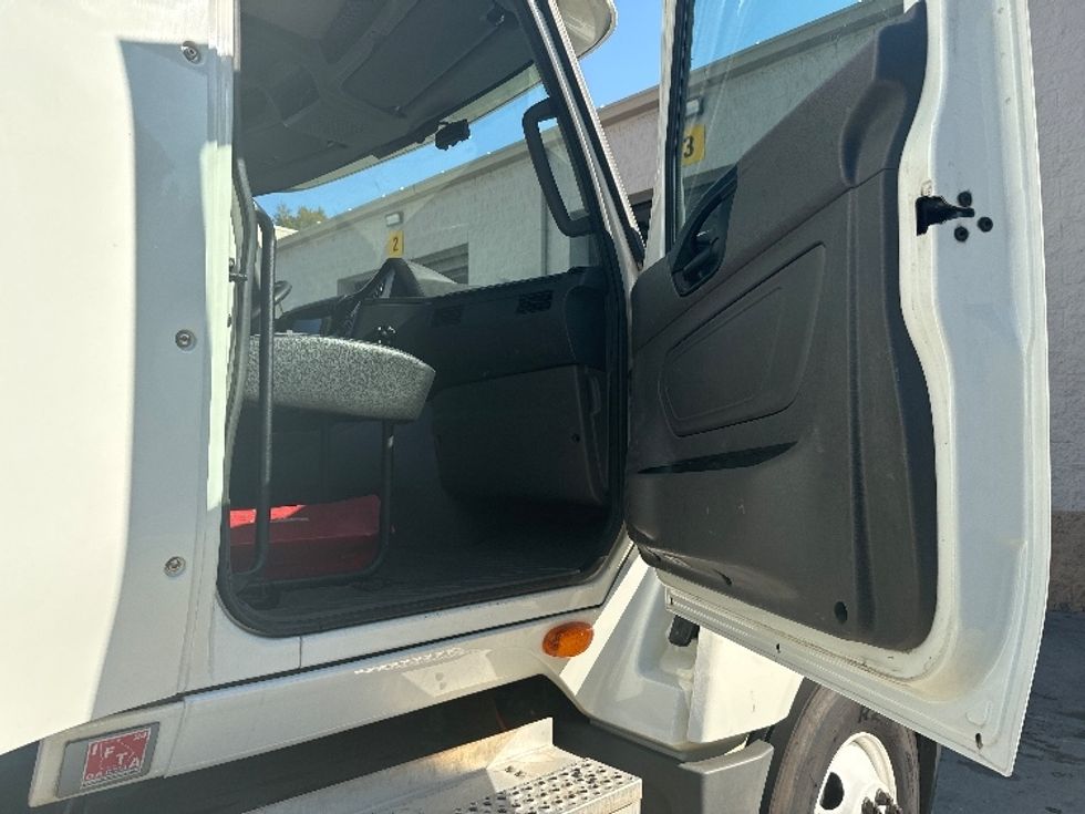 Day Cab Tractor-Heavy Duty Tractors-International-2018-LT625-Kennesaw-GA-308,640\n\t\tmiles-$ 31,500 - Image 11