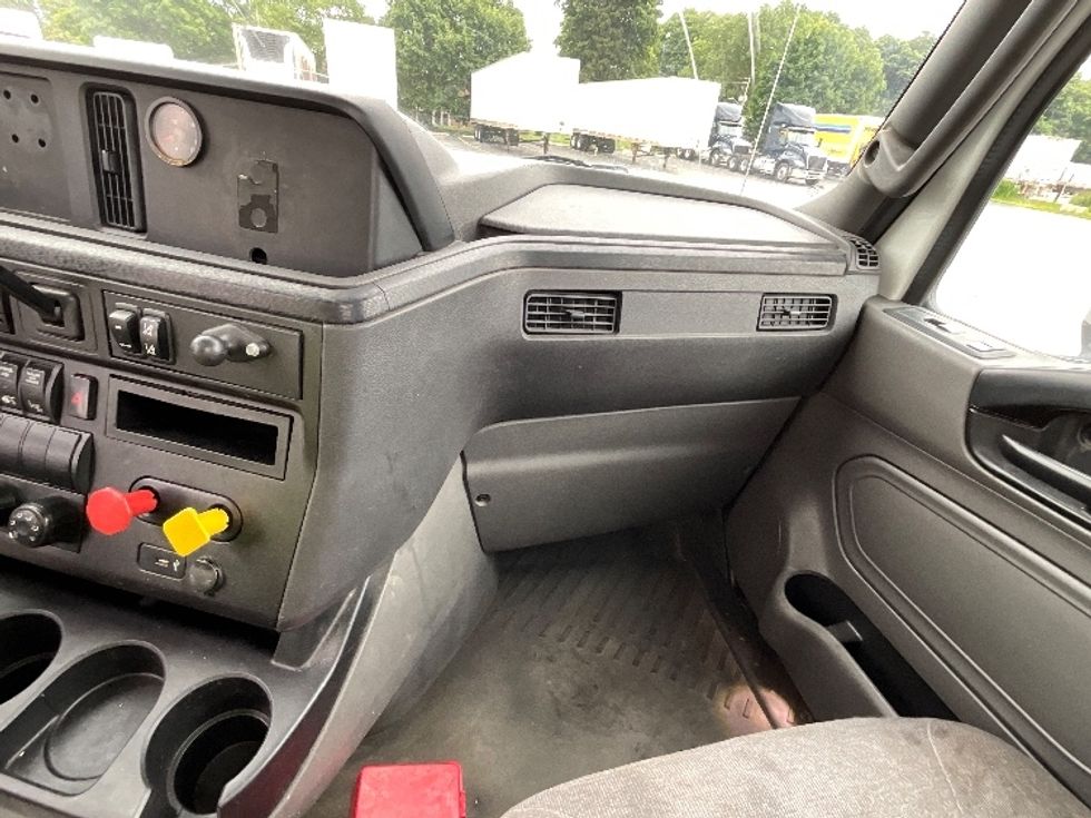 Day Cab Tractor-Heavy Duty Tractors-International-2018-LT625-London-ON-739,632\n\t\tkm-$ 34,000 - Image 13