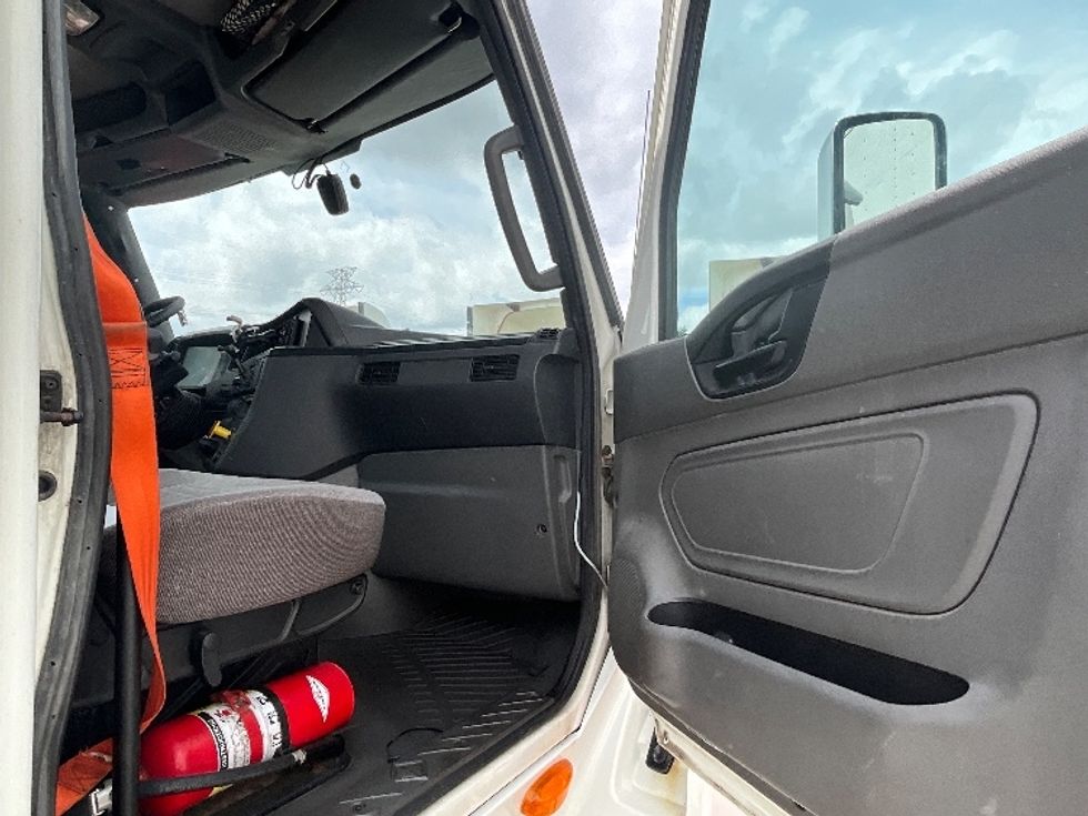 Day Cab Tractor-Heavy Duty Tractors-International-2018-LT625-London-ON-815,313\n\t\tkm-$ 31,000 - Image 12