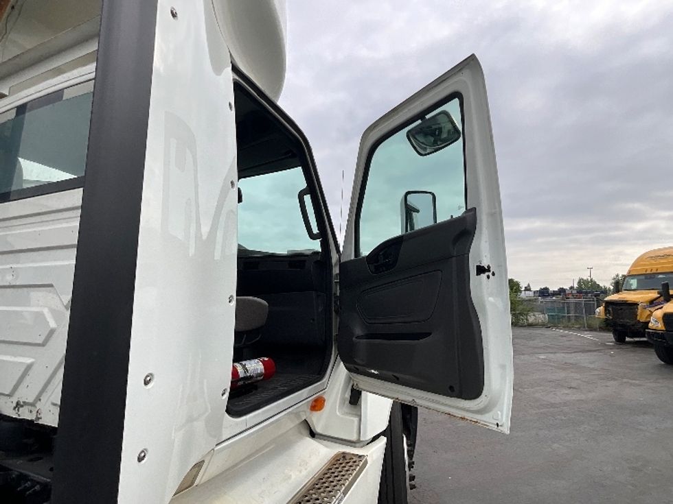 Day Cab Tractor-Heavy Duty Tractors-International-2018-LT625-London-ON-828,542\n\t\tkm-$ 30,500 - Image 11