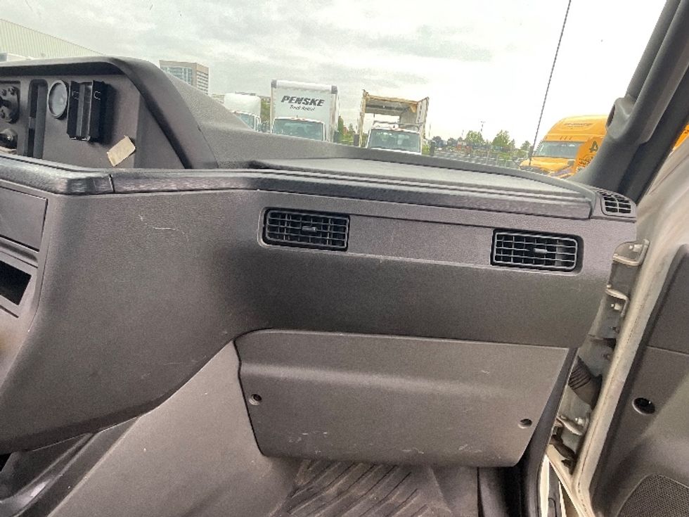 Day Cab Tractor-Heavy Duty Tractors-International-2018-LT625-London-ON-828,542\n\t\tkm-$ 30,500 - Image 12