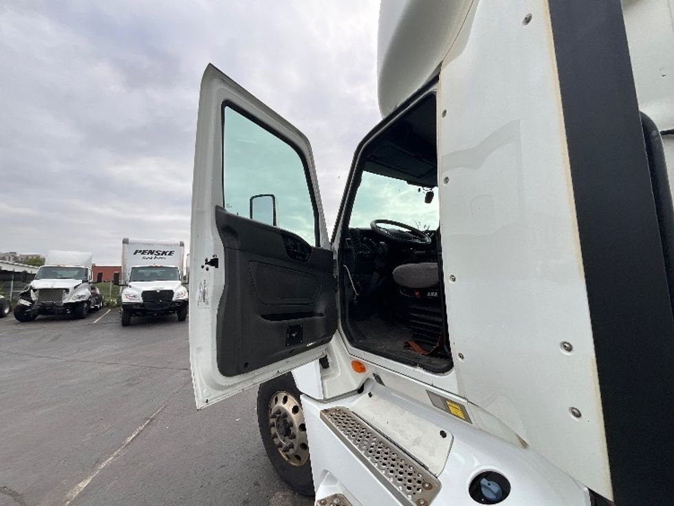 Day Cab Tractor-Heavy Duty Tractors-International-2018-LT625-London-ON-828,542\n\t\tkm-$ 30,500 - Image 9