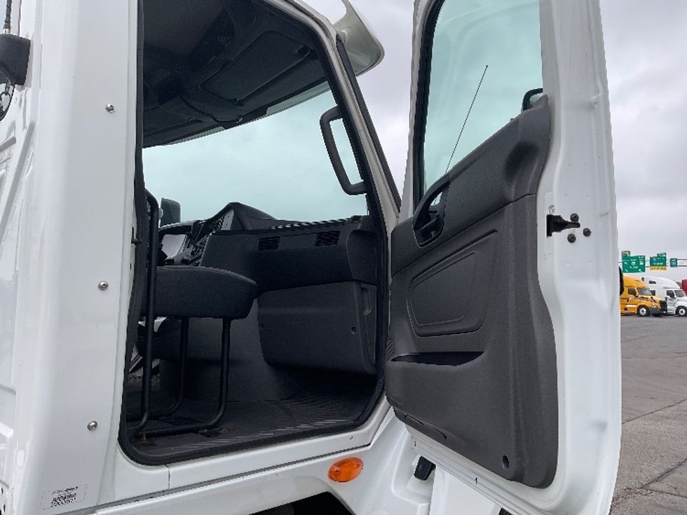 Day Cab Tractor-Heavy Duty Tractors-International-2018-LT625-Perrysburg-OH-266,603\n\t\tmiles-$ 22,500 - Image 12