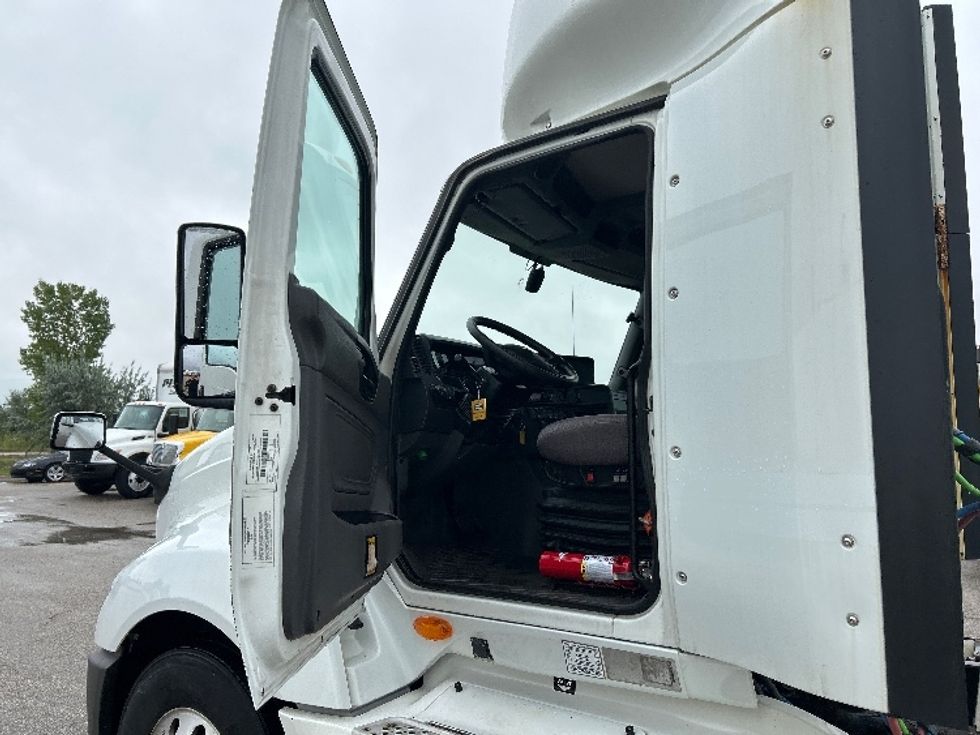 2018 International LT625 LT photo 9