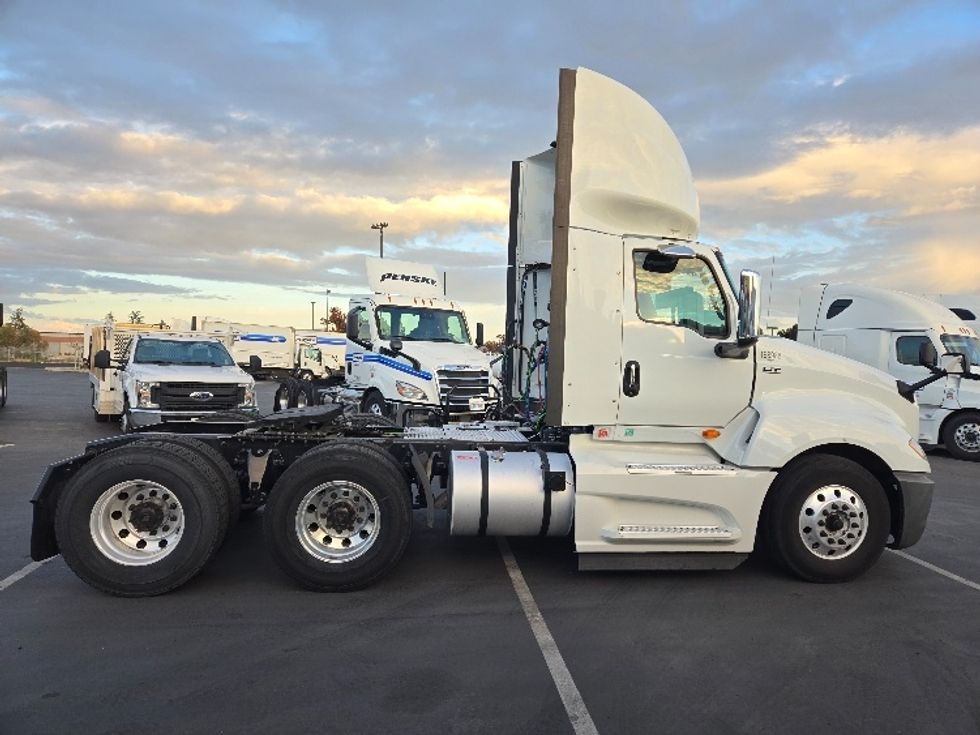 Day Cab Tractor-Heavy Duty Tractors-International-2018-LT625-Stockton-CA-423,442\n\t\tmiles-$ 38,250 - Image 8