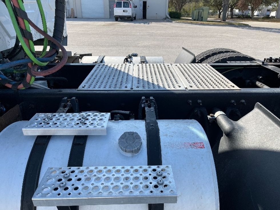 Day Cab Tractor-Heavy Duty Tractors-International-2018-LT625-Tampa-FL-381,011\n\t\tmiles-$ 25,750 - Image 22