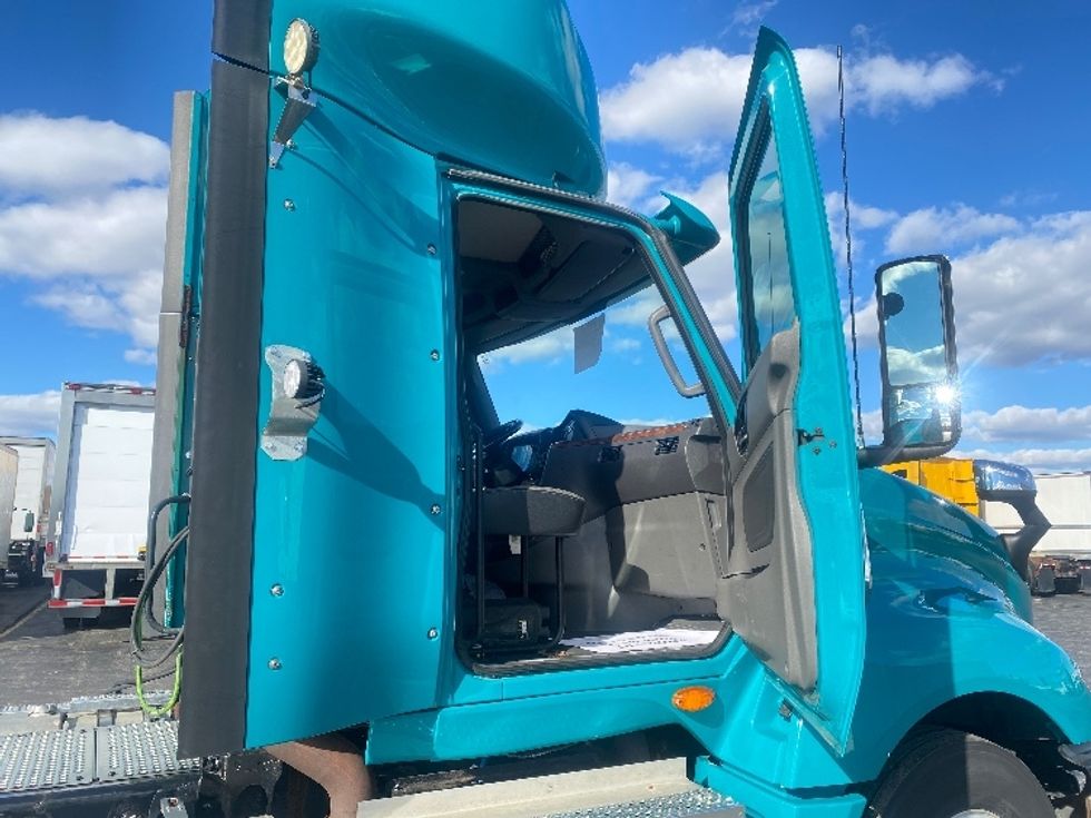 Day Cab Tractor-Heavy Duty Tractors-International-2018-LT625-Toronto-ON-640,648\n\t\tkm-$ 28,500 - Image 12