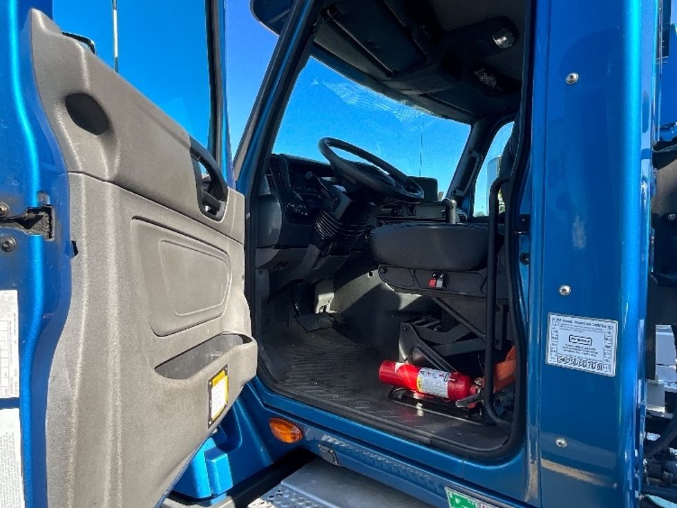 2018 International LT625 LT photo 9