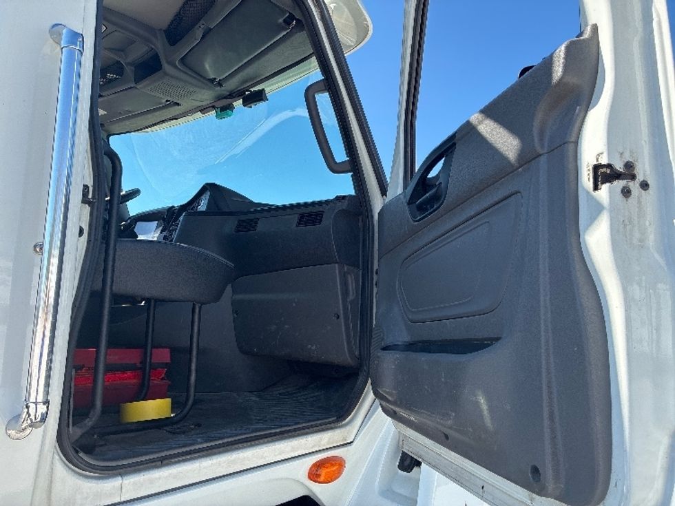 Day Cab Tractor-Heavy Duty Tractors-International-2018-LT625-Wilmington-OH-190,055\n\t\tmiles-$ 23,500 - Image 12