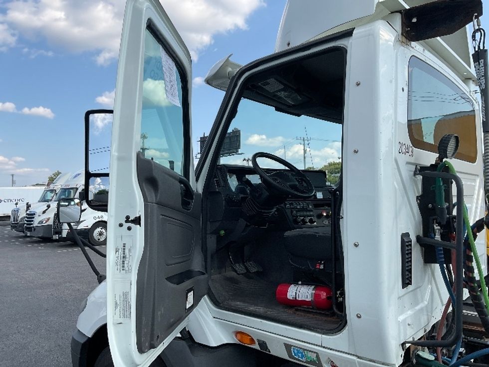Day Cab Tractor-Heavy Duty Tractors-International-2018-RH613-Cleveland-TN-233,402\n\t\tmiles-$ 999,999 - Image 9