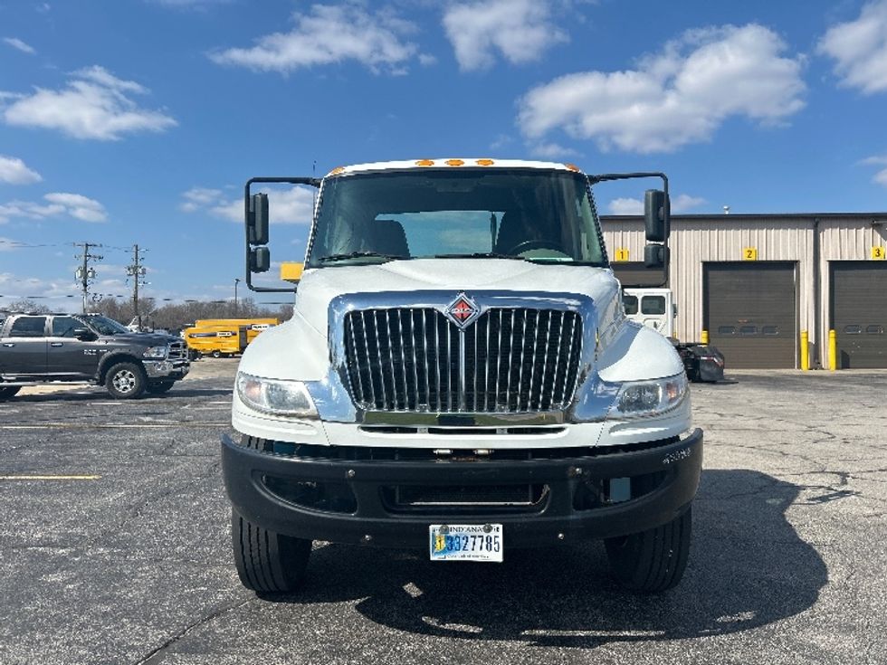 Day Cab Tractor-Heavy Duty Tractors-International-2019-4400-Elkhart-IN-131,461\n\t\tmiles-$ 46,000 - Image 2