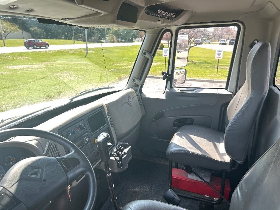 Day Cab Tractor-Heavy Duty Tractors-International-2019-4400-Elkhart-IN-131,461\n\t\tmiles-$ 46,000 - Image 9