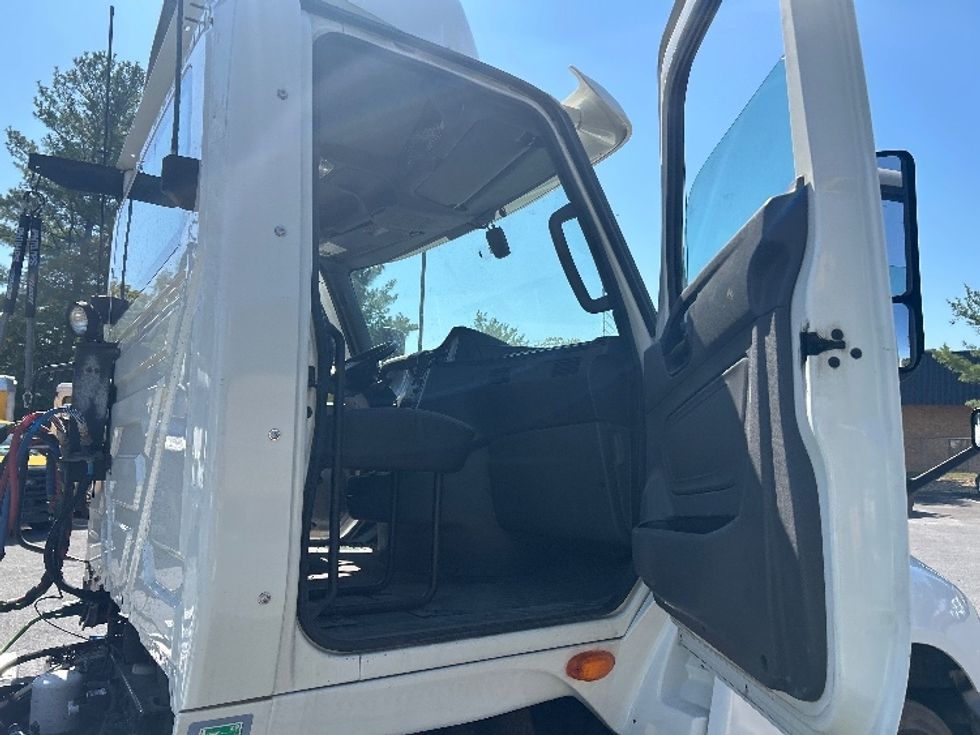 Day Cab Tractor-Heavy Duty Tractors-International-2019-LT625-Belcamp-MD-110,394\n\t\tmiles-$ 26,500 - Image 11