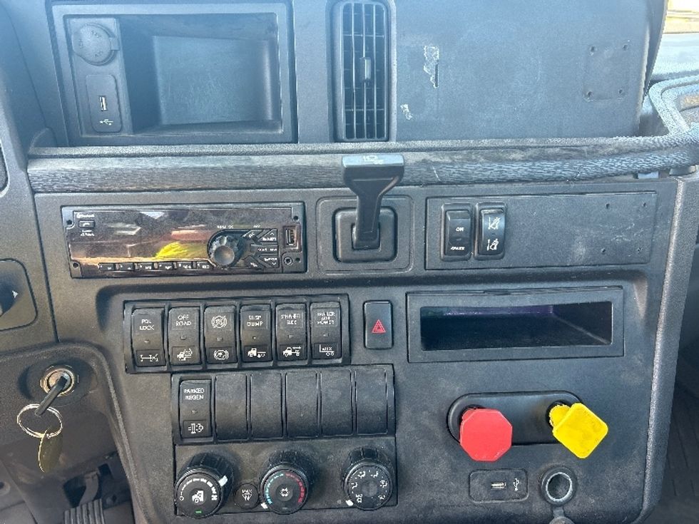 Day Cab Tractor-Heavy Duty Tractors-International-2019-LT625-Belcamp-MD-110,394\n\t\tmiles-$ 26,500 - Image 16