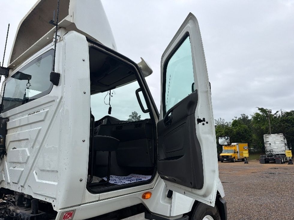 Day Cab Tractor-Heavy Duty Tractors-International-2019-LT625-Belden-MS-316,758\n\t\tmiles-$ 29,750 - Image 11