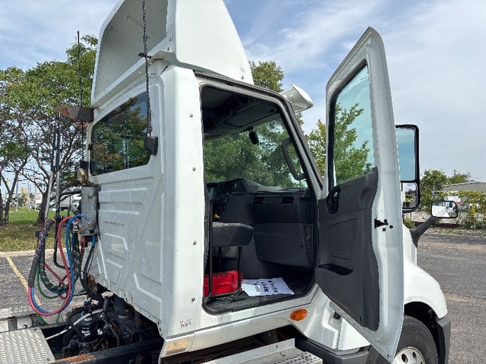 Day Cab Tractor-Heavy Duty Tractors-International-2019-LT625-Brampton-ON-344,320\n\t\tkm-$ 35,750 - Image 12