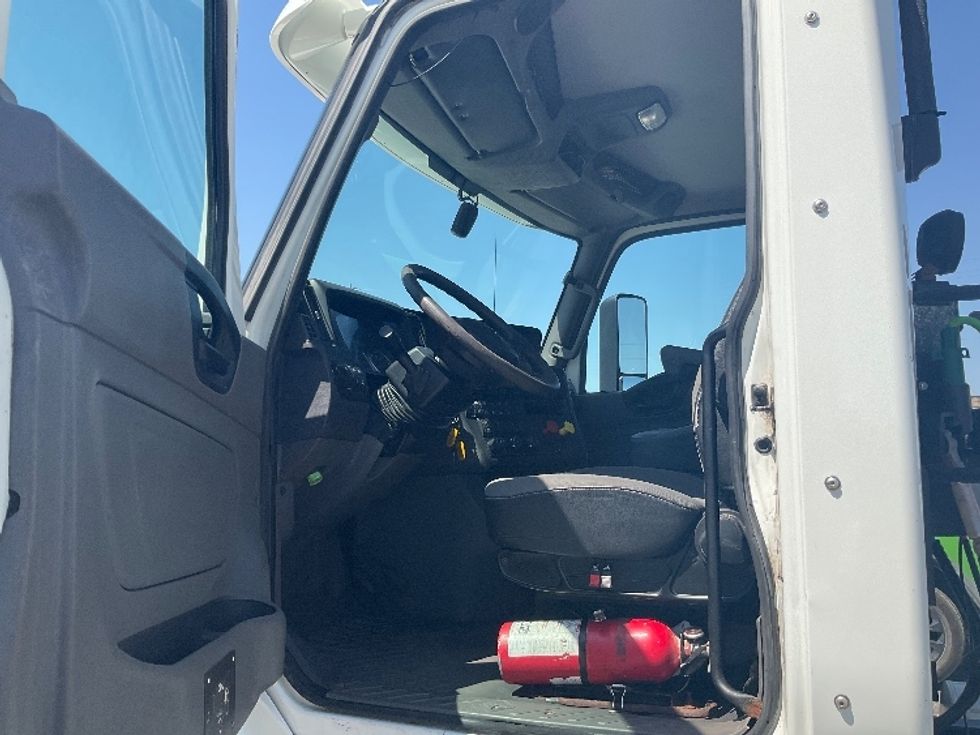 Day Cab Tractor-Heavy Duty Tractors-International-2019-LT625-Cambridge-ON-303,993\n\t\tkm-$ 35,750 - Image 9