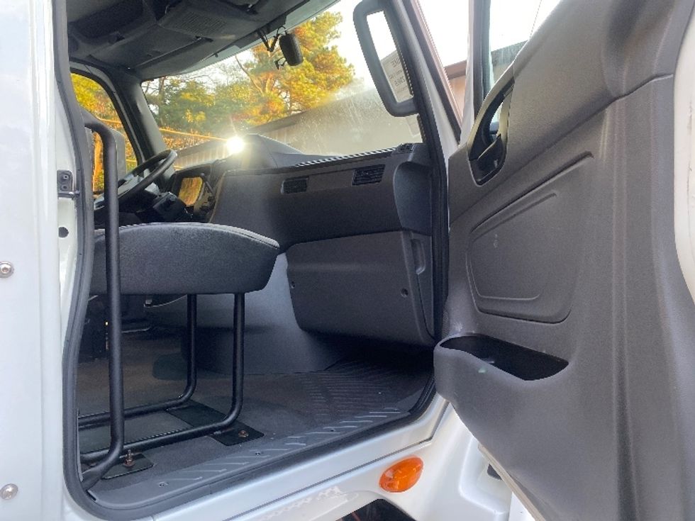 Day Cab Tractor-Heavy Duty Tractors-International-2019-LT625-Cleveland-TN-366,888\n\t\tmiles-$ 26,250 - Image 12